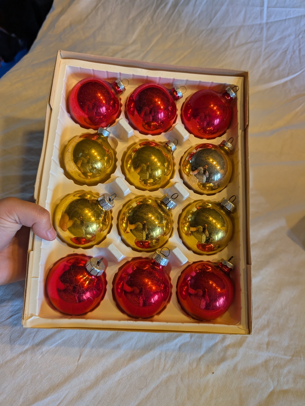 2/50$ Vintage Red and Gold Glass Ornament Box